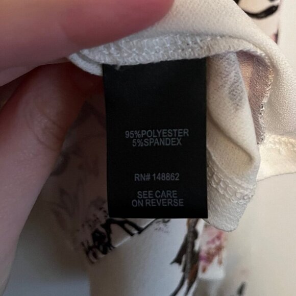 Torrid Size 1 White Floral V-Neck Cold Cutout Cold Shoulder Top - Picture 9 of 9